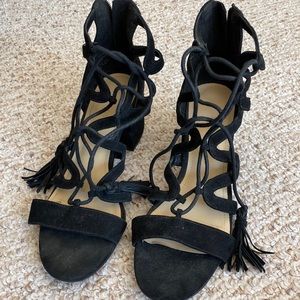 Cute tie up chinky sandals!